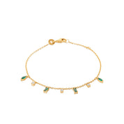 Bracelet doré Eloïse orné de pampilles zircons vertes et blanches - Bijou sur fond blanc