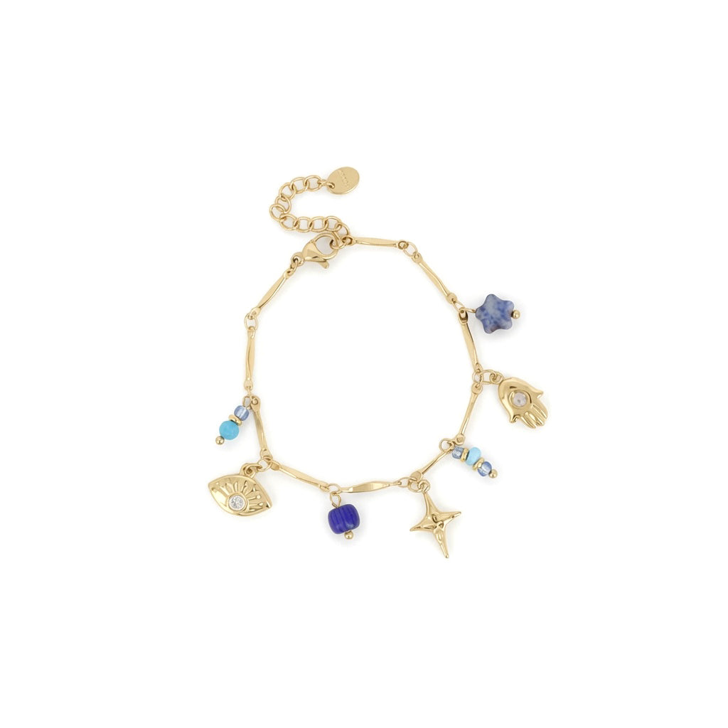 Bracelet doré Emery orné d’une étoile en sodalite, d’une main, d’un œil serti de zircon, d’une étoile polaire et de pendentifs en pierres bleues et en émail - Bijou sur fond blanc