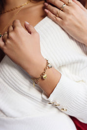 Bracelet en maille doré Emine avec pendentifs soleil, fleurs, cœur et lune - Bijou porté