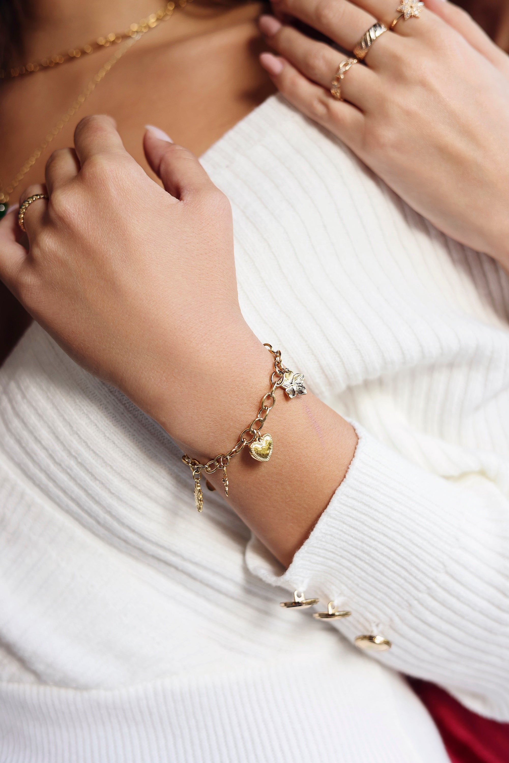 Bracelet en maille doré Emine avec pendentifs soleil, fleurs, cœur et lune - Bijou porté