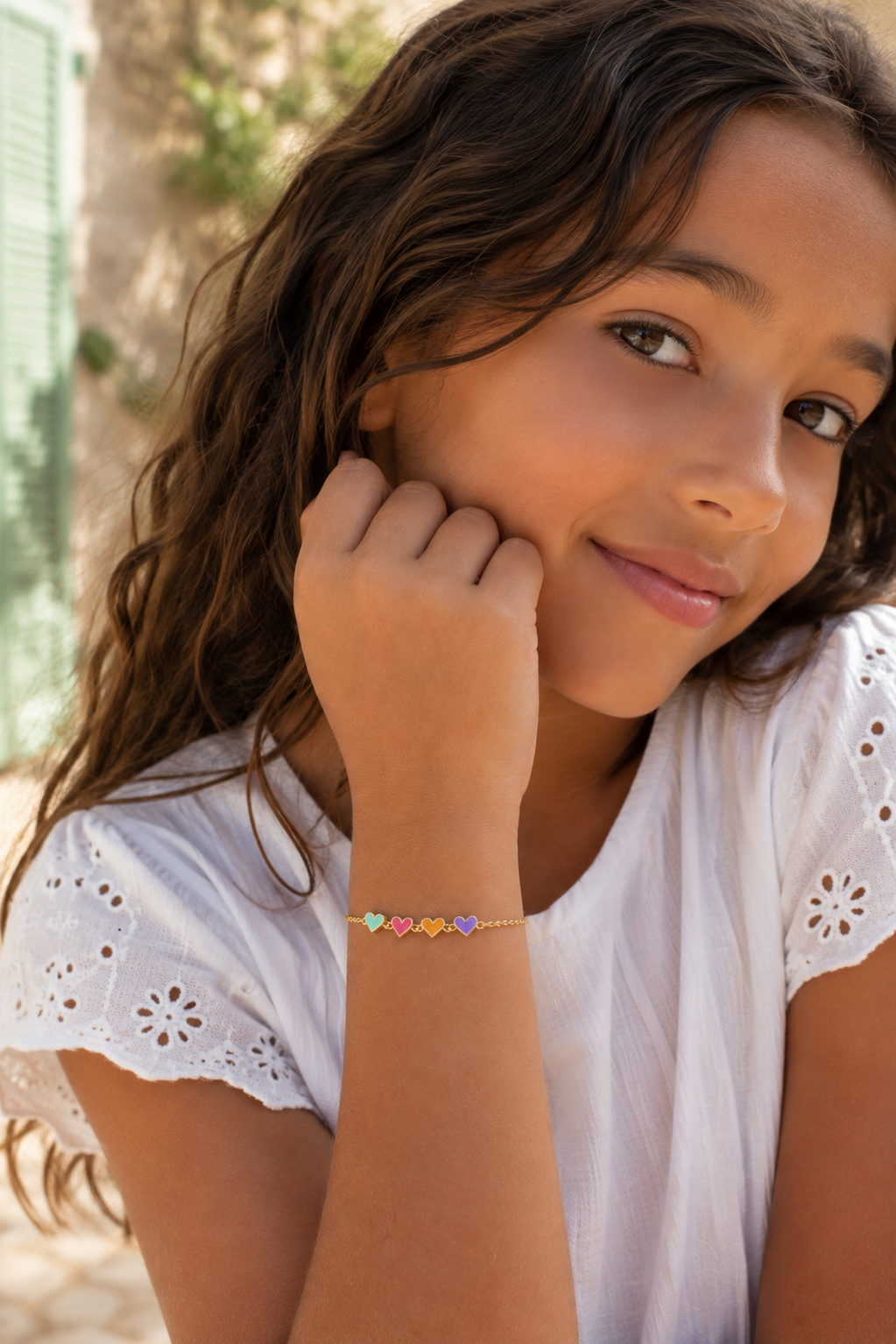 Bracelet pour enfant doré cœurs multicolores Lily-Rose - Bijou porté