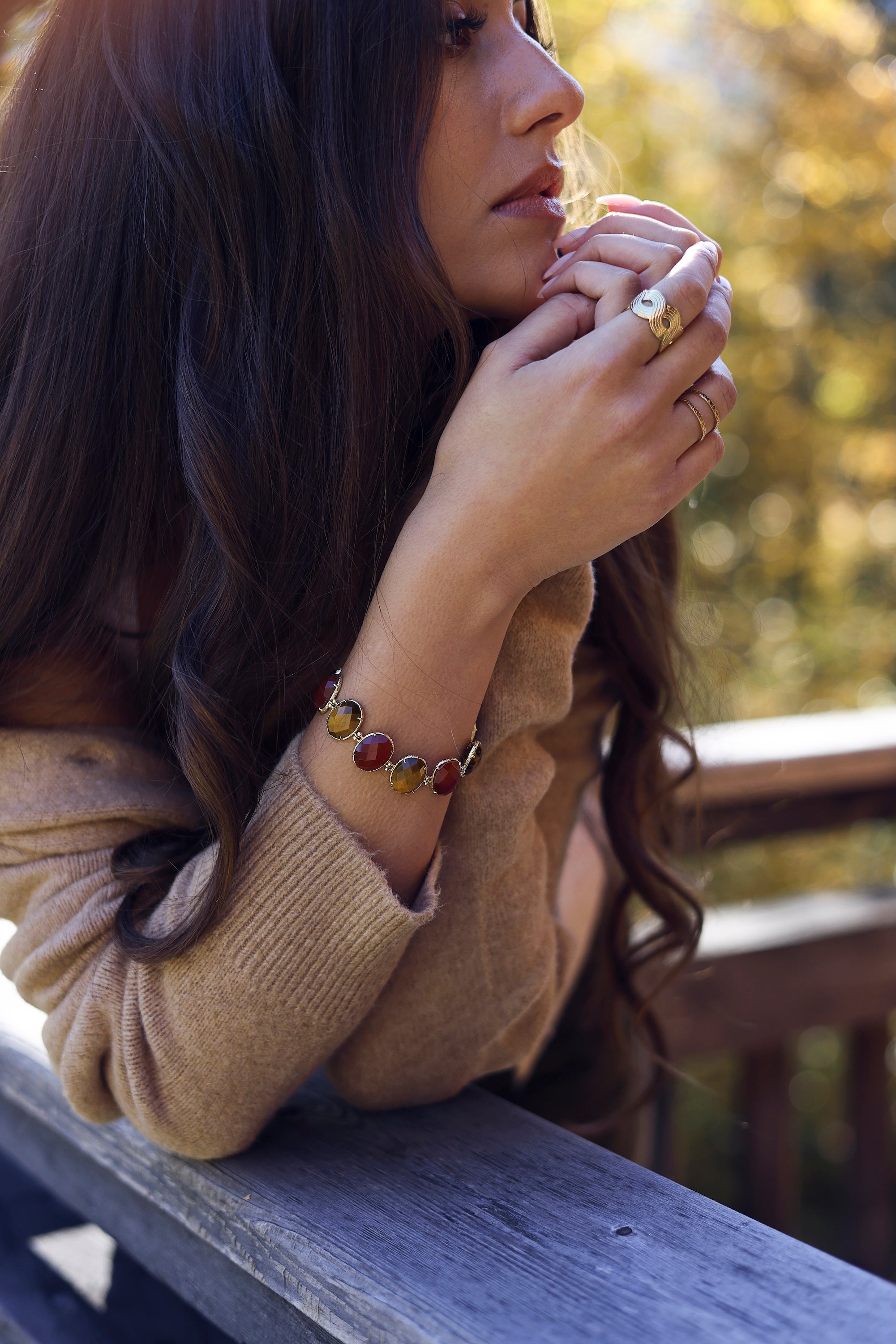 Bracelet doré Favelia cornaline orné de pierres naturelles - Bijou porté
