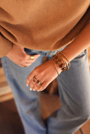 Bracelet doré Favelia cornaline orné de pierres naturelles - Bijou porté