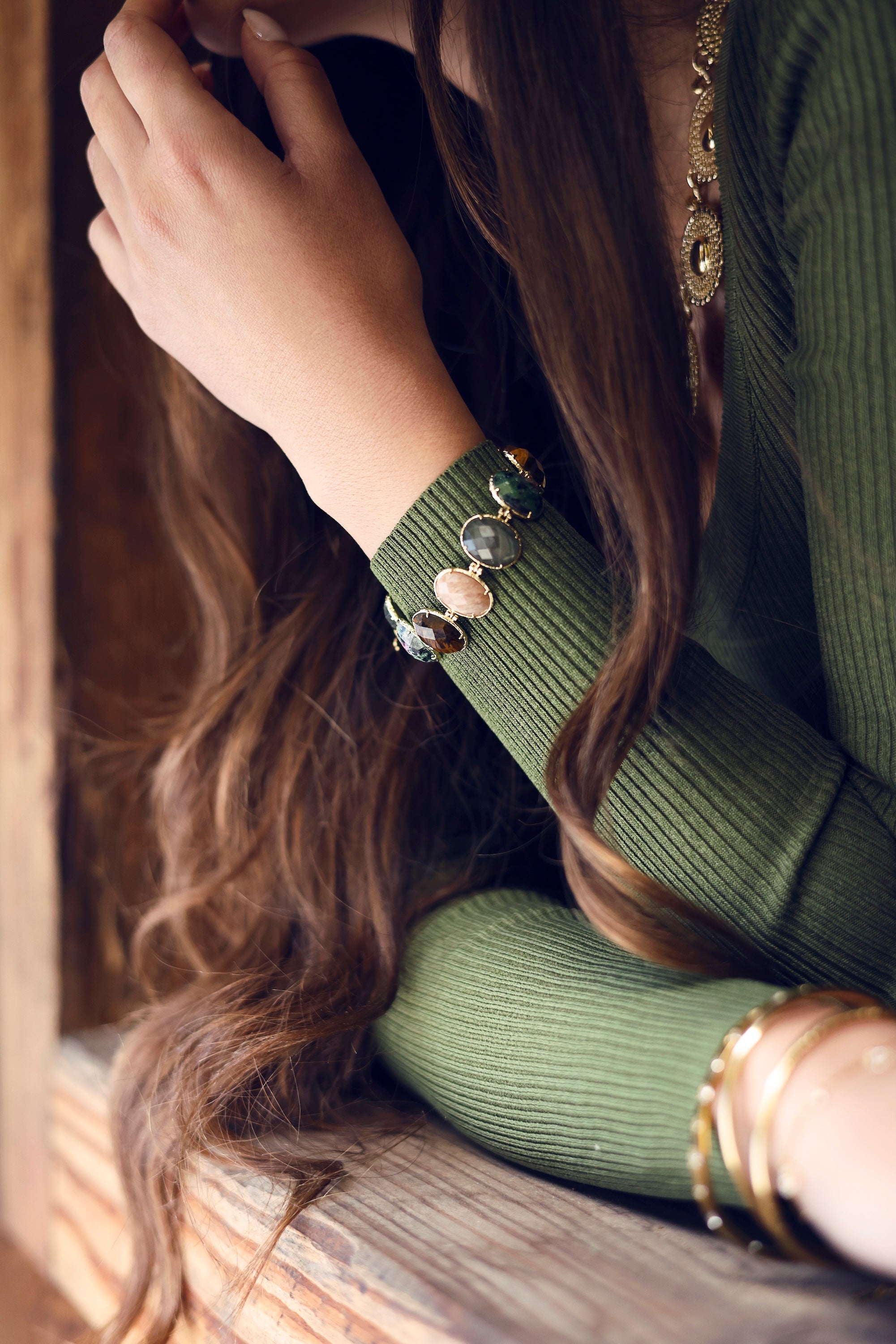 Bracelet doré Favelia rubis zoïsite orné de pierres naturelles - Bijou porté
