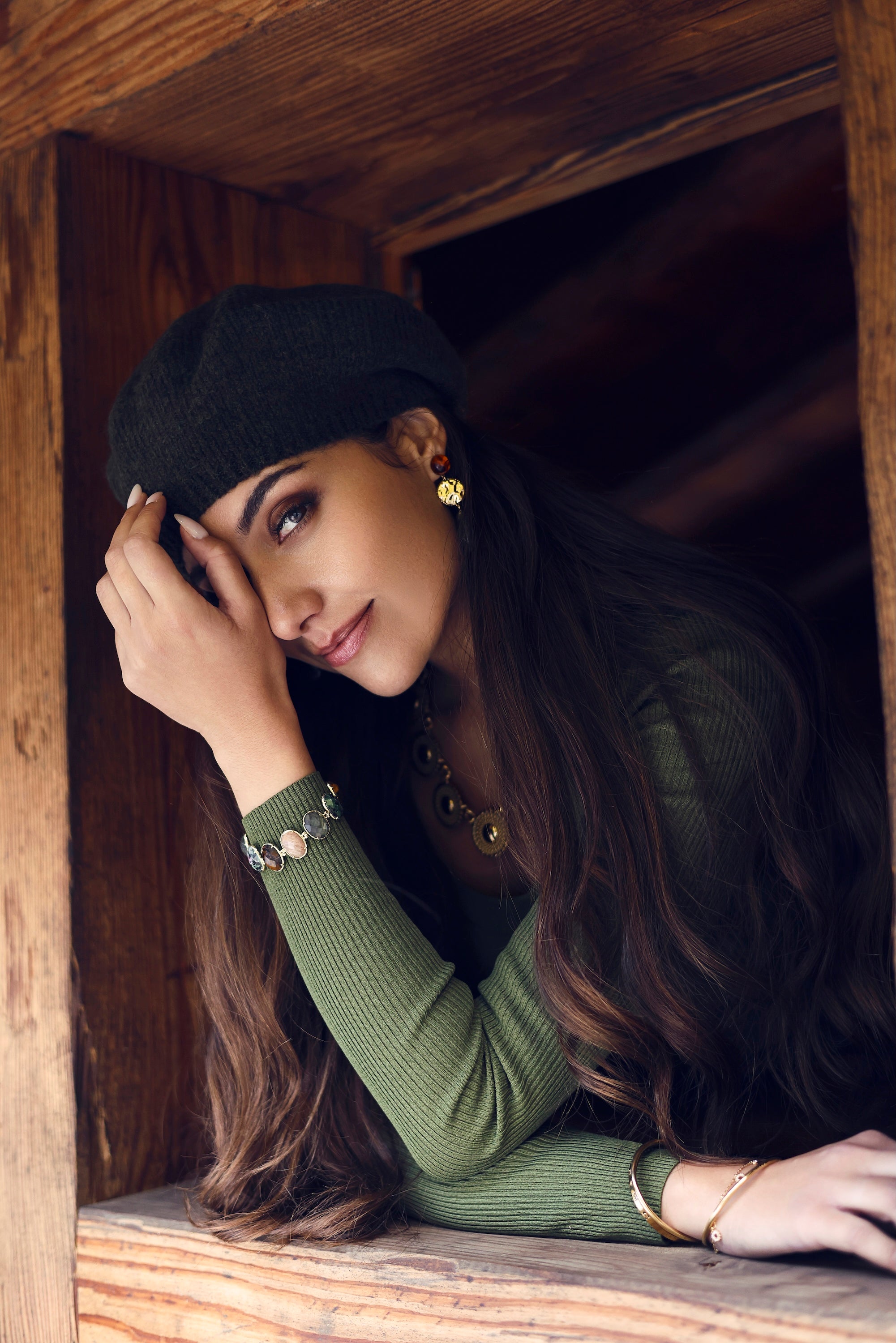 Bracelet doré Favelia rubis zoïsite orné de pierres naturelles - Bijou porté