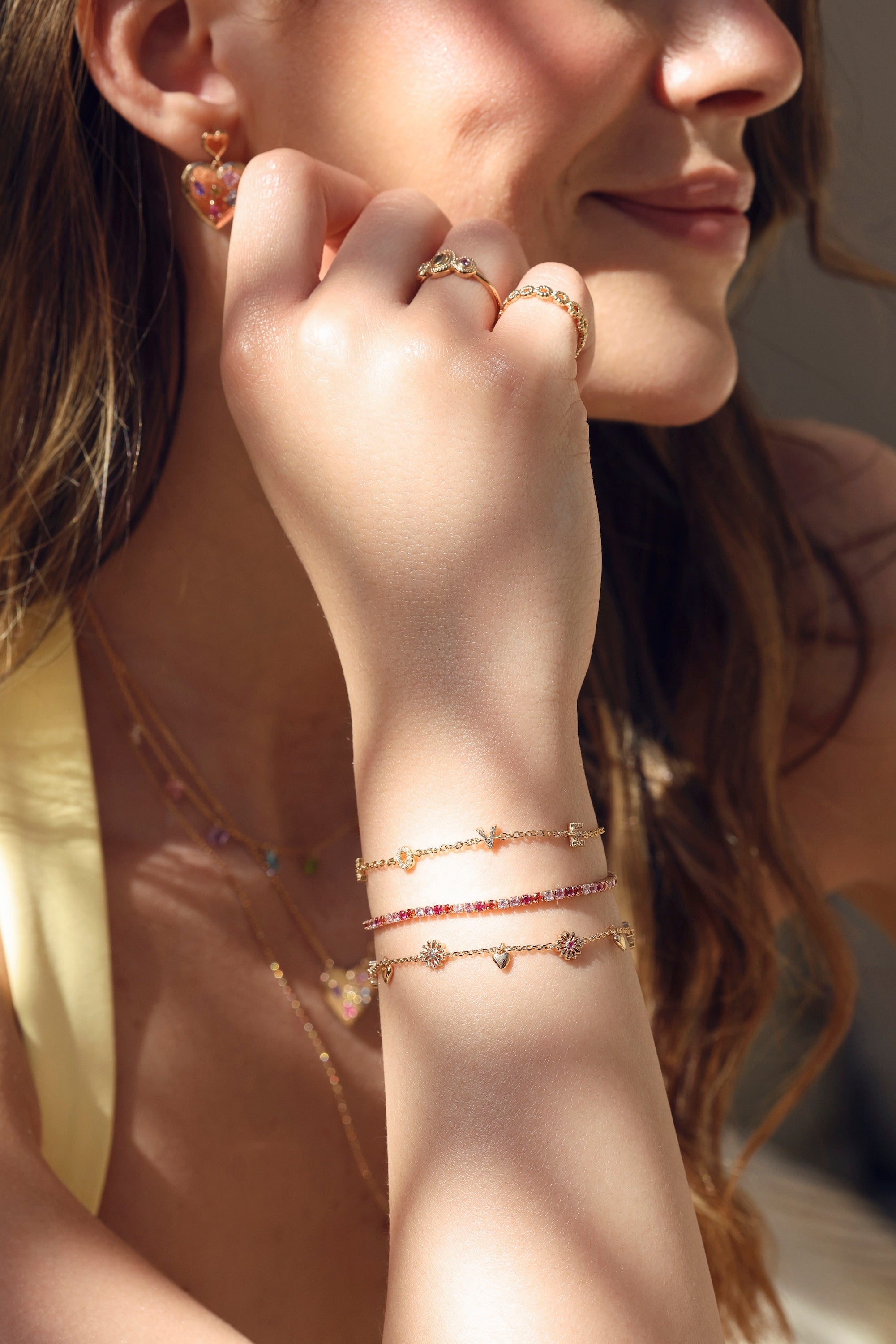 Bracelet tennis doré Felicia rose serti de zircons roses, fuchsia et orange - Bijou porté