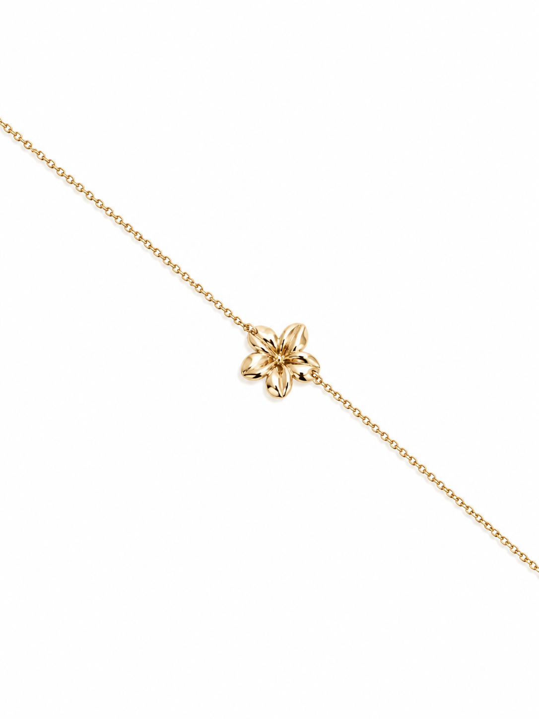 Bracelet fin doré Flora orné d'une fleur en relief - Bijou sur fond blanc