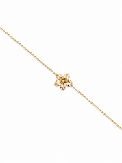 Bracelet fin doré Flora orné d'une fleur en relief - Bijou sur fond blanc