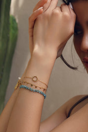 Bracelet doré Haneya chaîne fine orné d'un soleil ajouré - Bijou porté