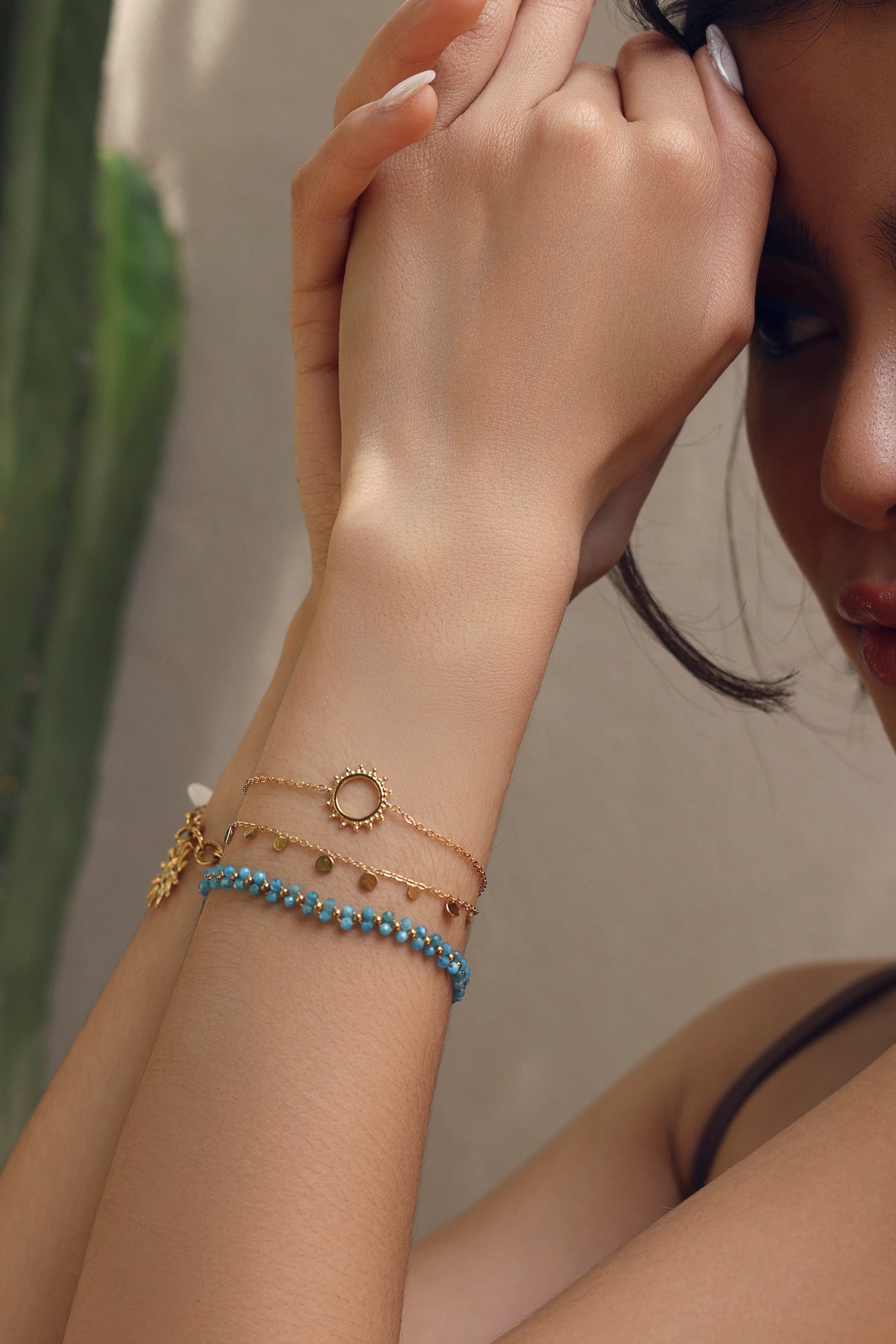 Bracelet doré Haneya chaîne fine orné d'un soleil ajouré - Bijou porté