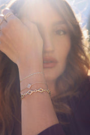 Bracelet doré Ivana avec motif losange orné de zircons - Bijou porté