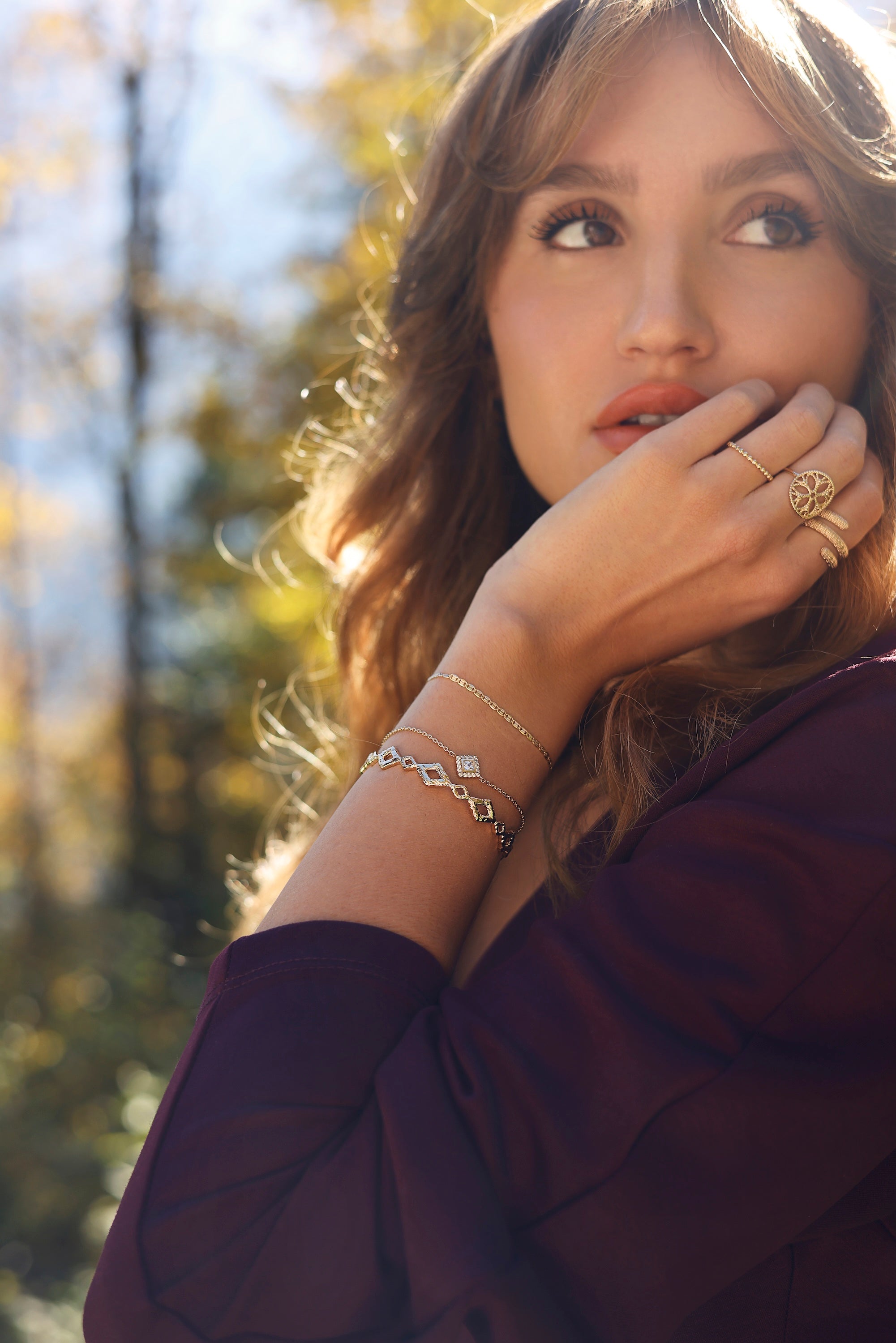 Bracelet doré Ivana avec motif losange orné de zircons - Bijou porté