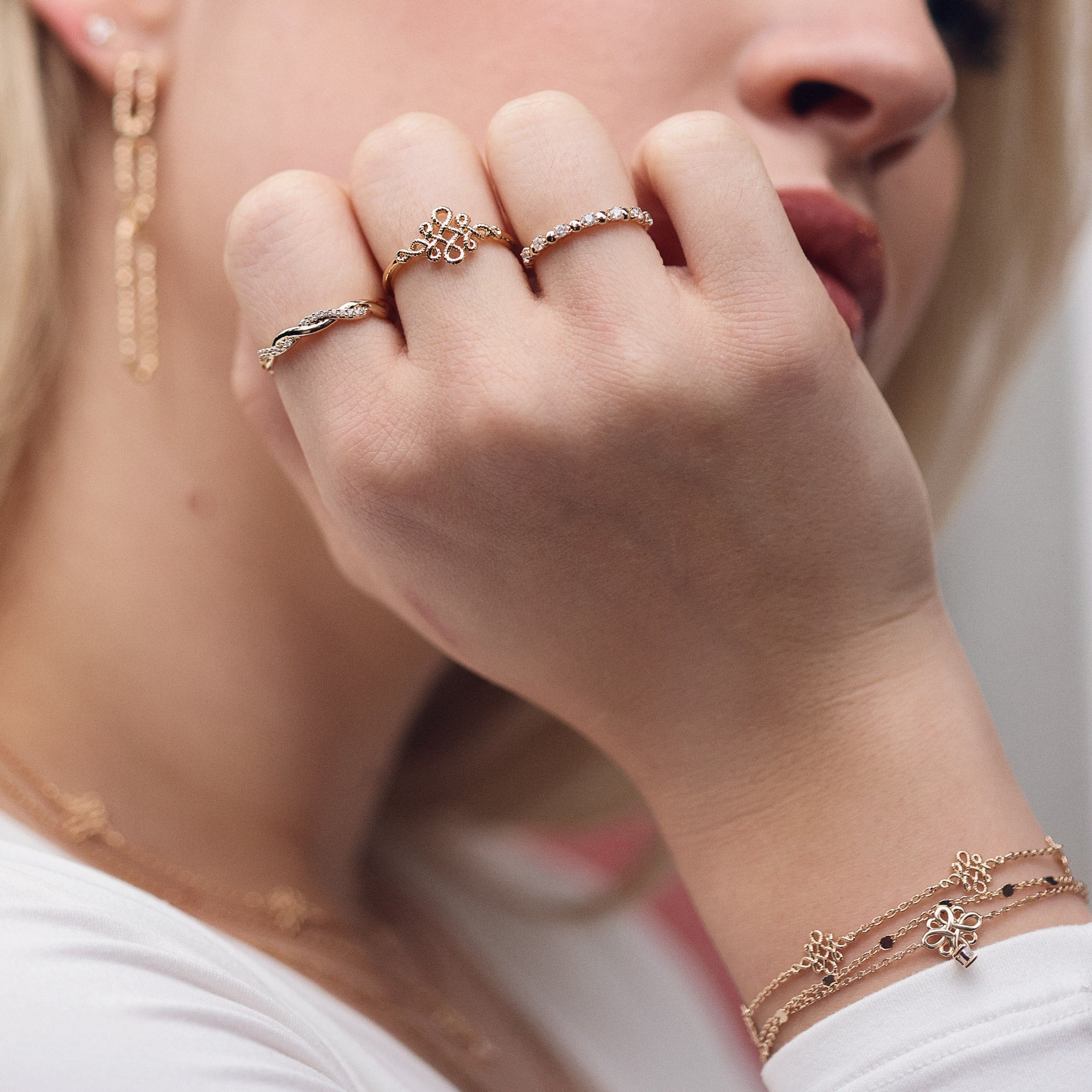 Bracelet doré Janice en plaqué or avec motifs infini entrelacés - Bijou porté