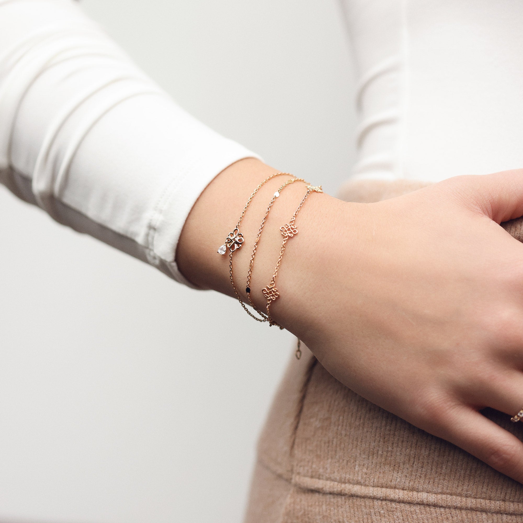 Bracelet doré Janice en plaqué or avec motifs infini entrelacés - Bijou porté