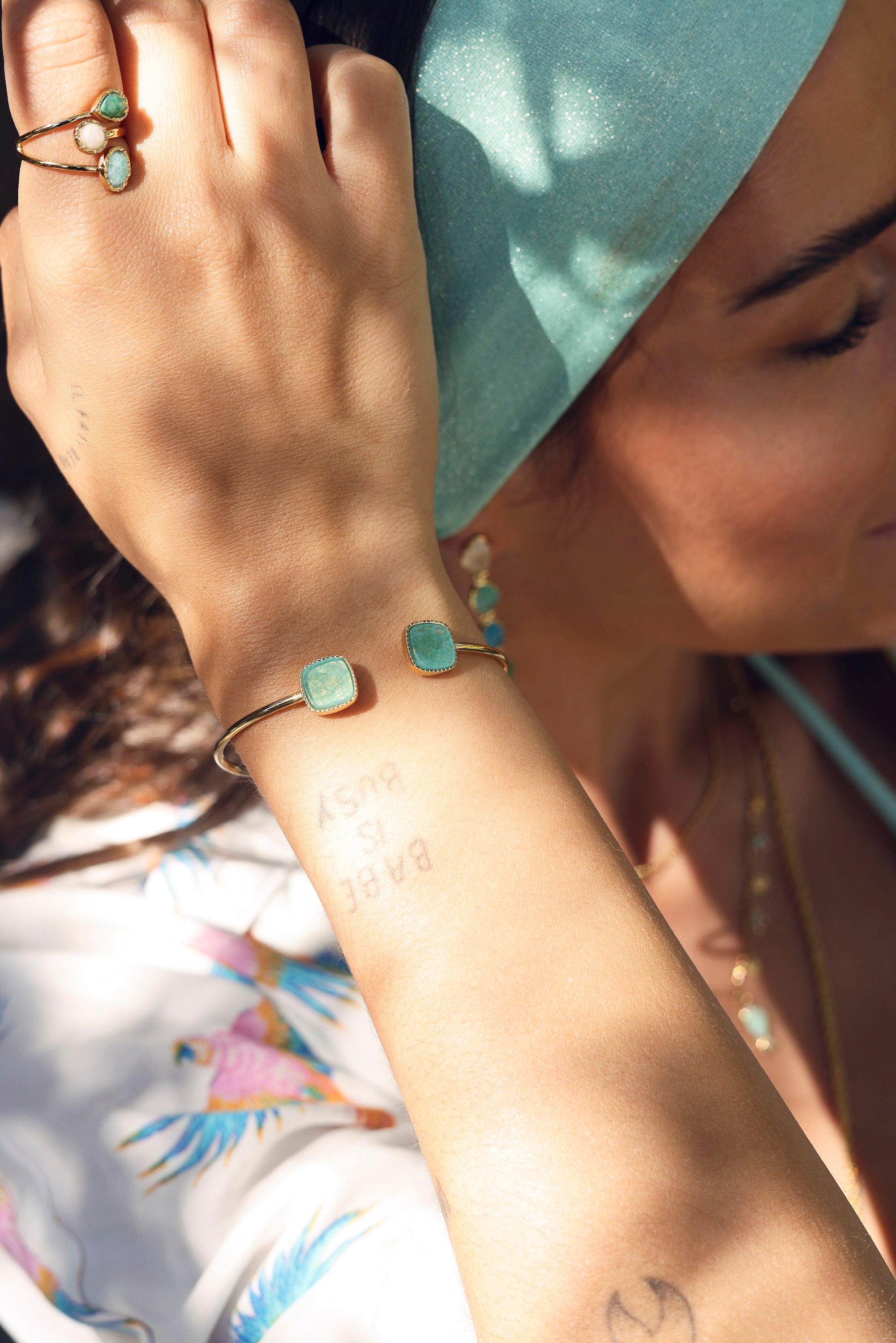 Jonc ouvert Patsy doré avec deux pierres carrées en amazonite - Bijou porté