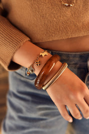 Bracelet maille doré Julie avec pendentifs soleil, étoile, cœur, trèfle et cheval - Bijou porté