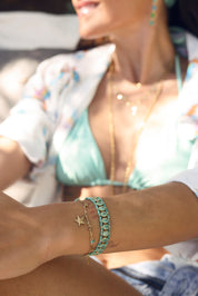 Bracelet doré Juna en amazonite composé de petites perles rondes et de pierres ovales centrales - Bijou porté