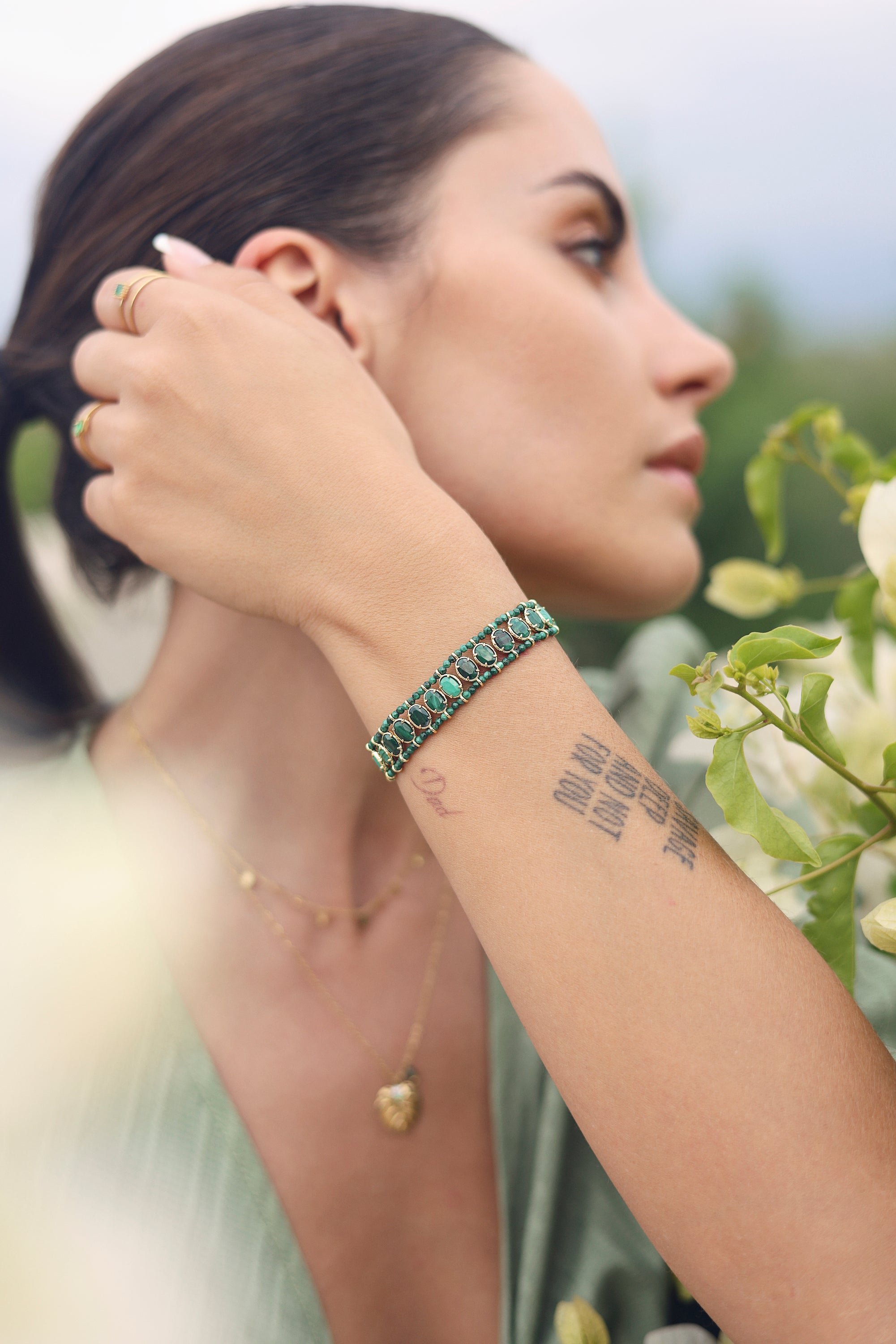 Bracelet doré Juna en malachite composé de petites perles rondes et de pierres ovales centrales - Bijou porté