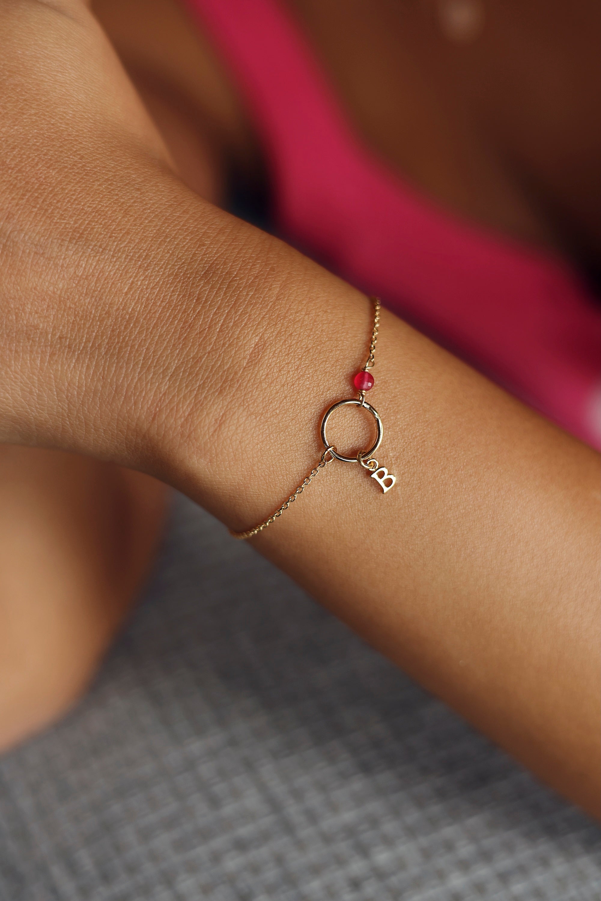 Bracelet personnalisable doré Laila agate fuschia pour initiales et charms - Bijou porté 