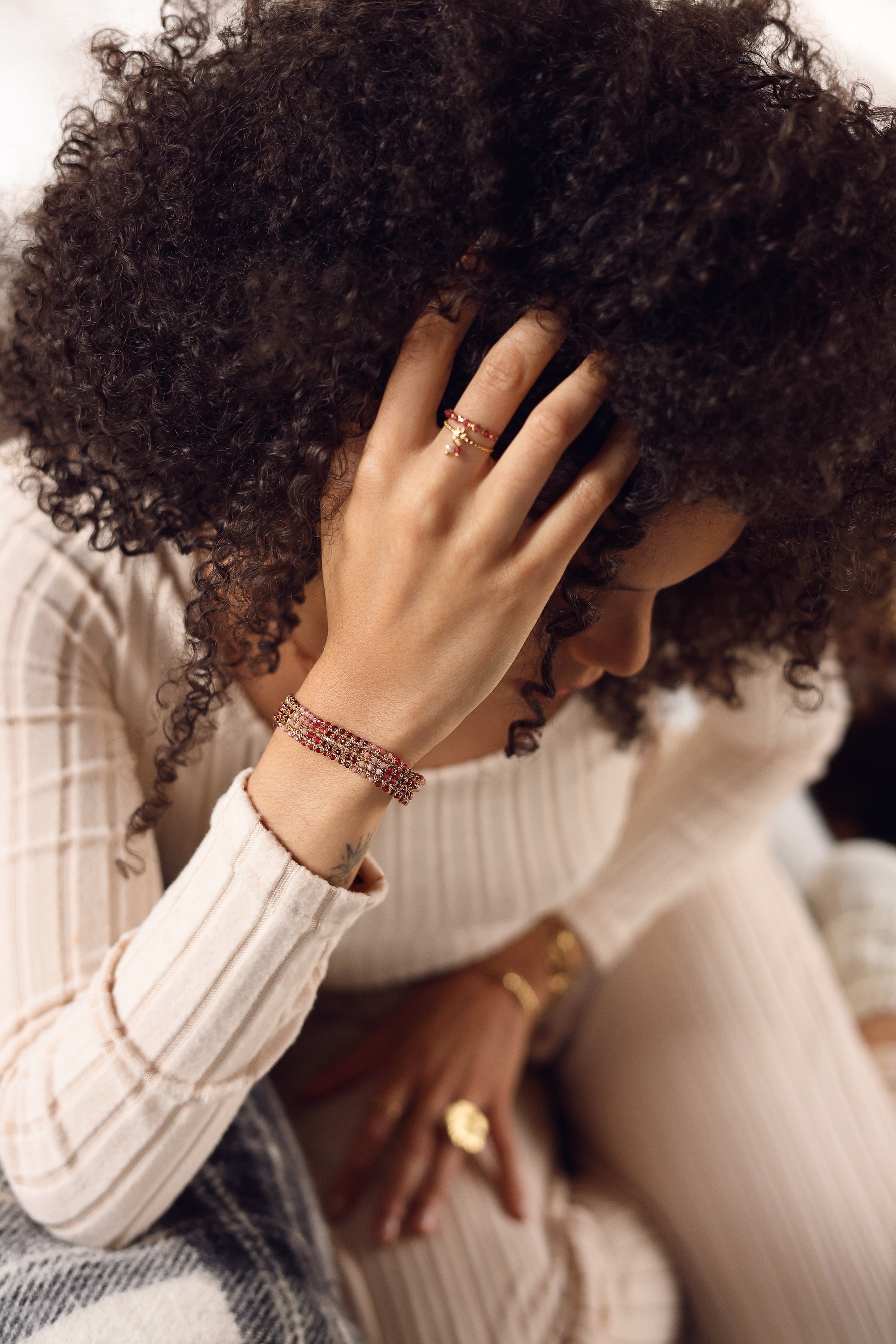 Bracelet tissé doré pierres naturelles Leni rose et bordeaux - Bijou porté