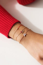 Bracelet personnalisable doré Lilou passion avec anneau et pendentif cœur rouge pour lettres de l’alphabet et charms - Bijou porté