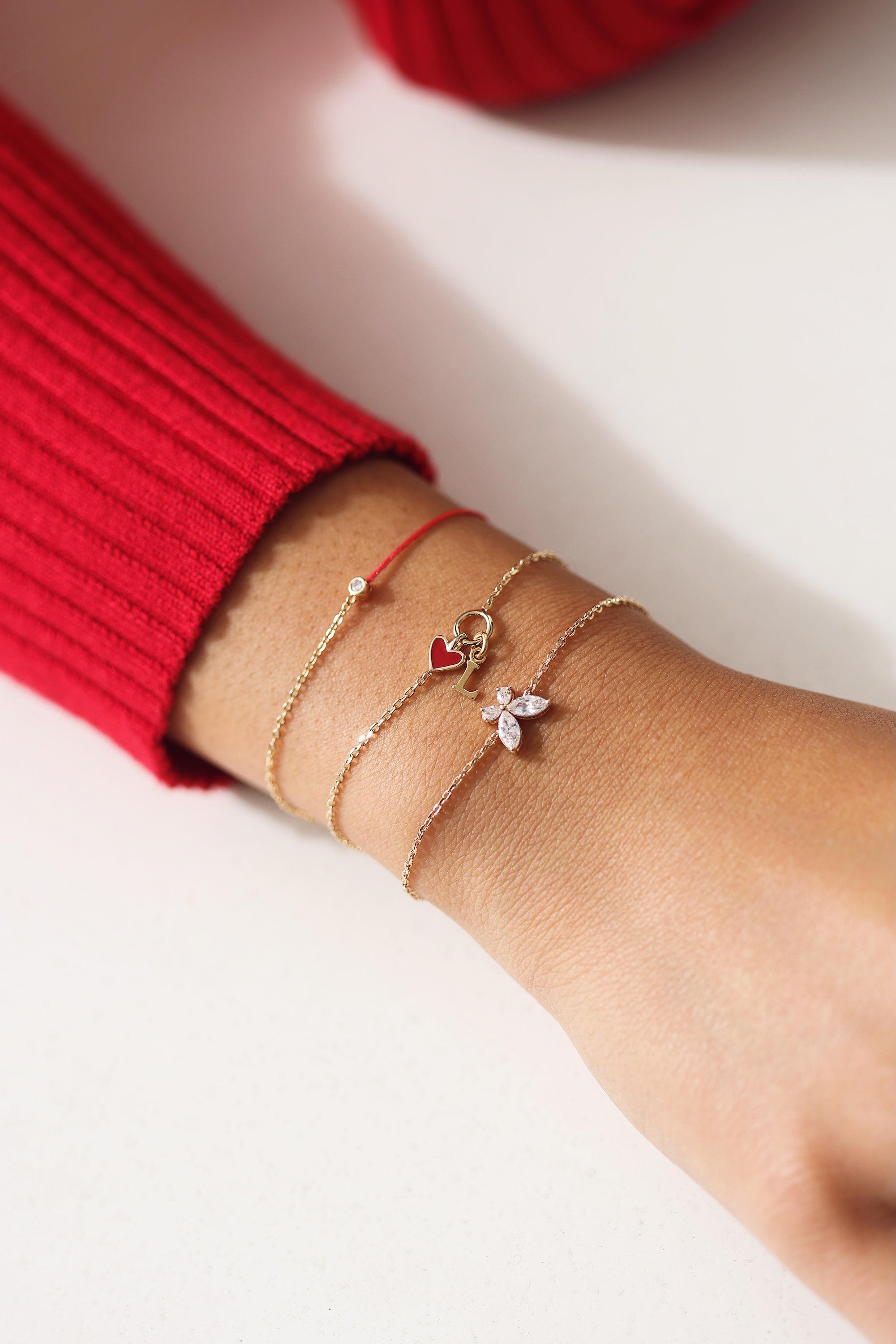 Bracelet personnalisable doré Lilou passion avec anneau et pendentif cœur rouge pour lettres de l’alphabet et charms - Bijou porté