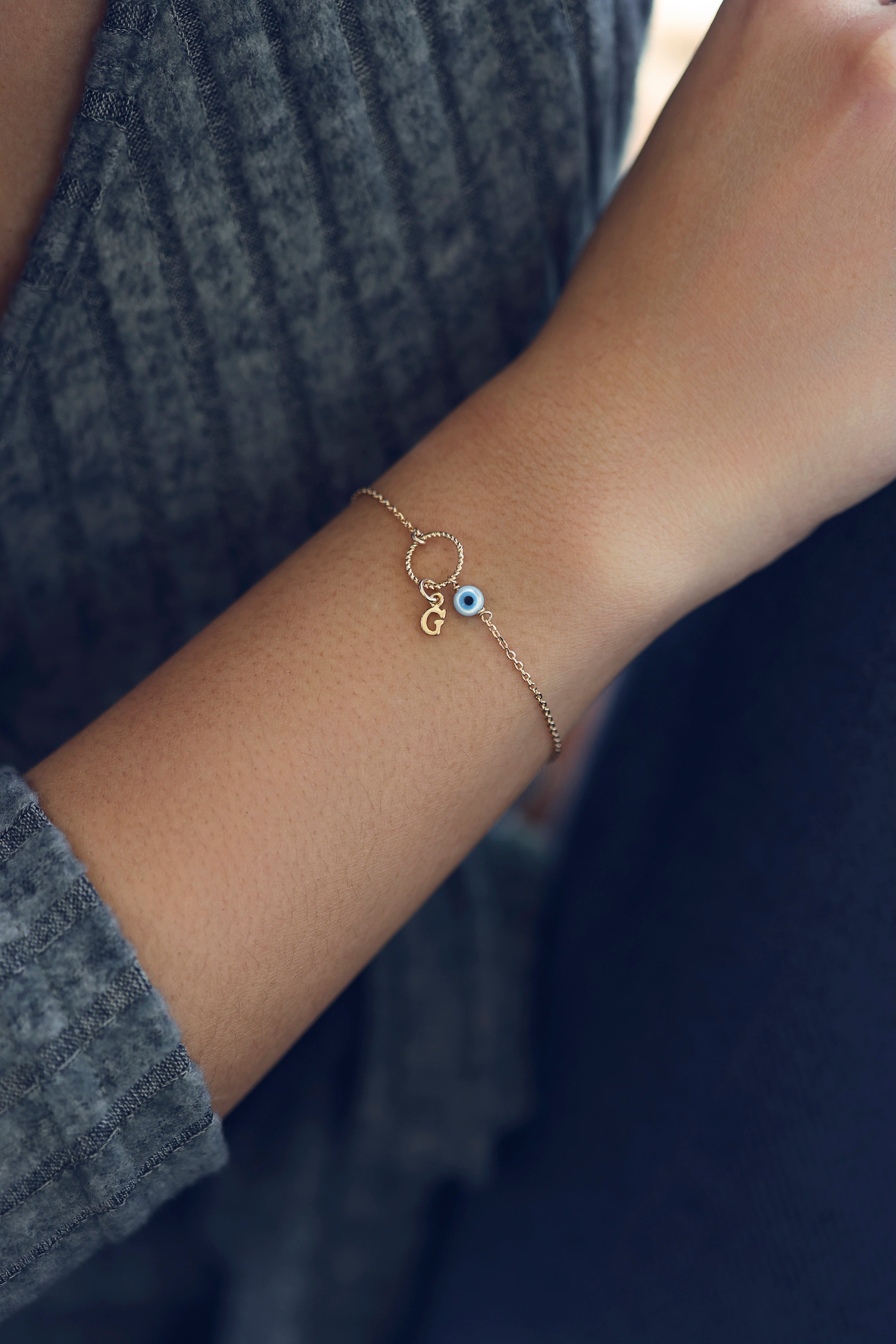 Bracelet personnalisable doré Lilou protect avec anneau torsadé et œil protecteur en nacre pour lettres de l'alphabet et charms - Bijou porté