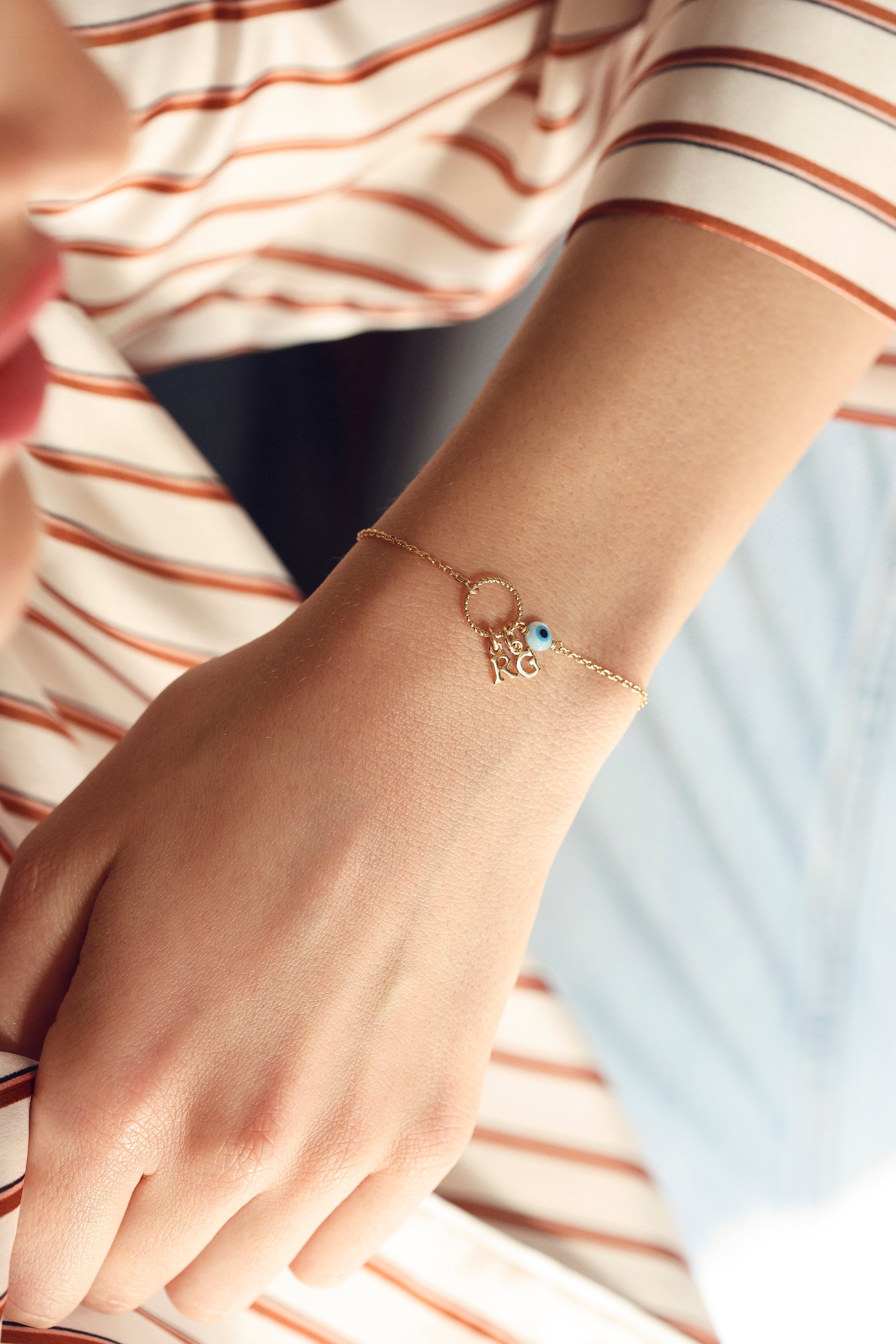 Bracelet personnalisable doré Lilou protect avec anneau torsadé et œil protecteur en nacre pour lettres de l'alphabet et charms - Bijou porté