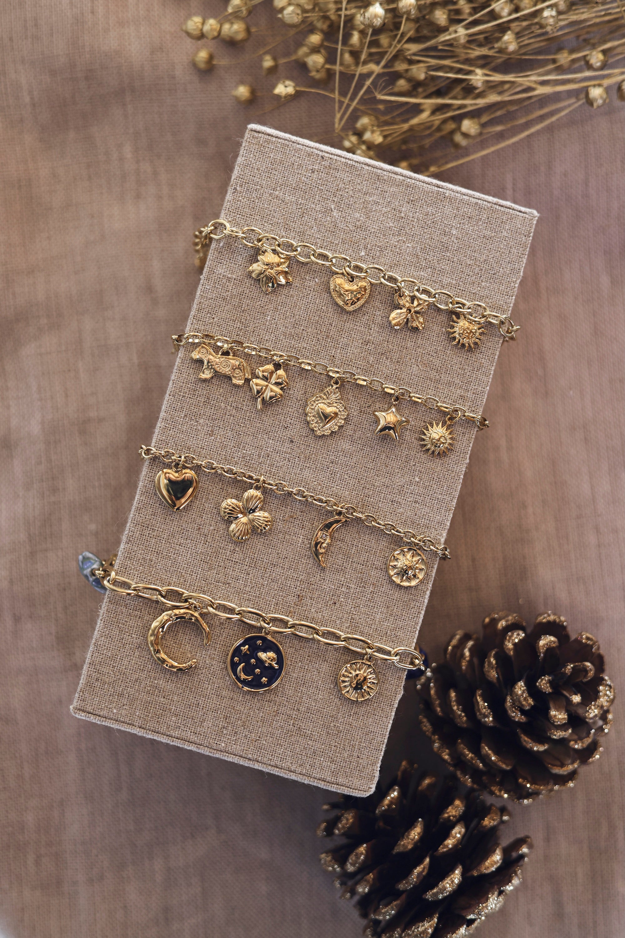 Bracelet doré Lorna en maille avec pendentifs lune, fleur, soleil, coeur et étoile - Bijou porté