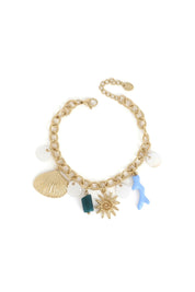 Bracelet doré Maja pendentifs coquillages, corail, soleil, pierres naturelles - Bijou sur fond blanc