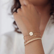 Bracelet doré avec médaillon rond gravé de l’inscription « maman d’amour » - Bijou porté