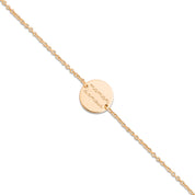 Bracelet doré avec médaillon rond gravé de l’inscription « maman d’amour » - Bijou photographié sur fond blanc