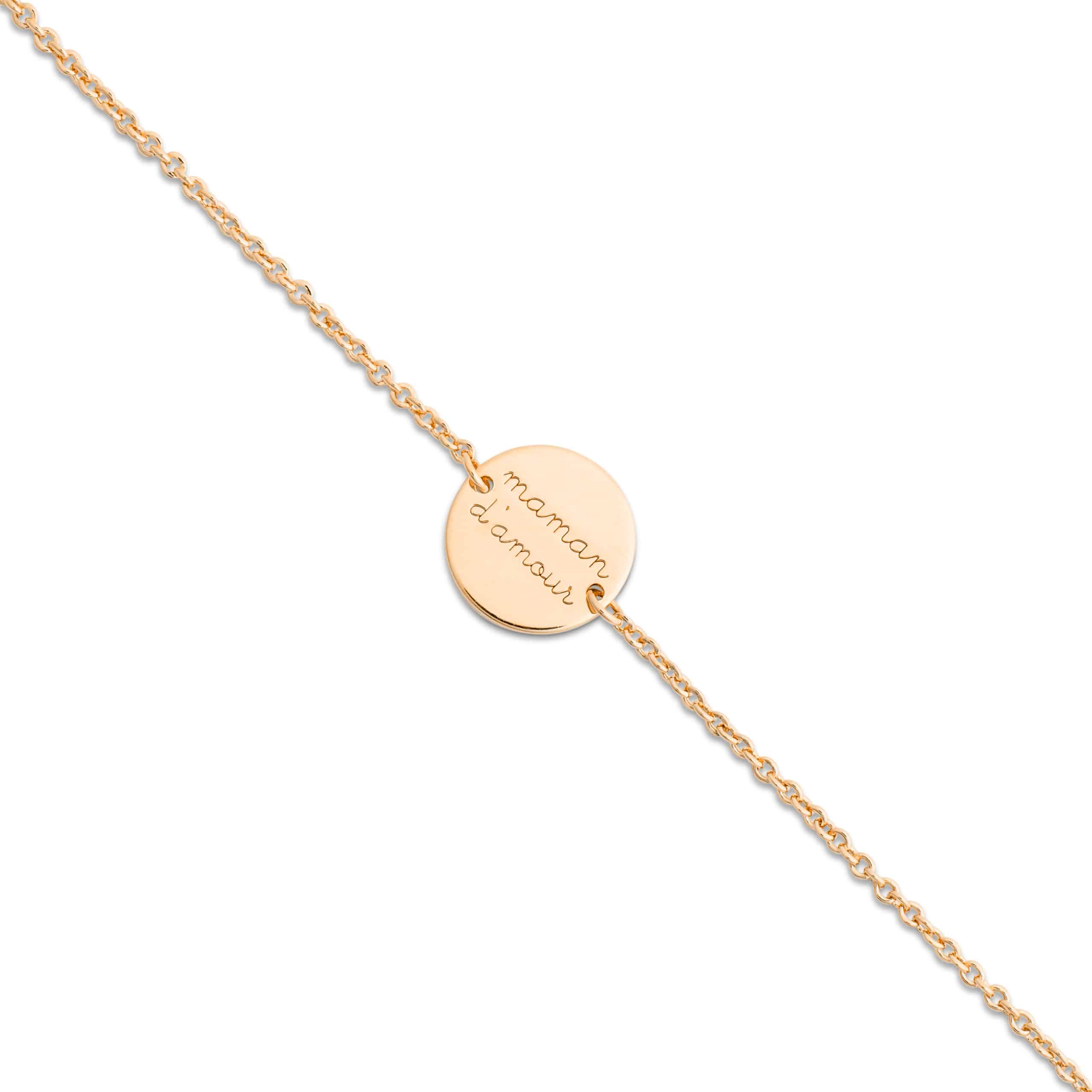 Bracelet doré avec médaillon rond gravé de l’inscription « maman d’amour » - Bijou photographié sur fond blanc