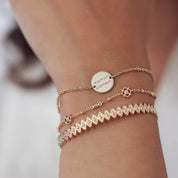 Bracelet doré avec médaillon rond gravé de l’inscription « maman d’amour » - Bijou porté