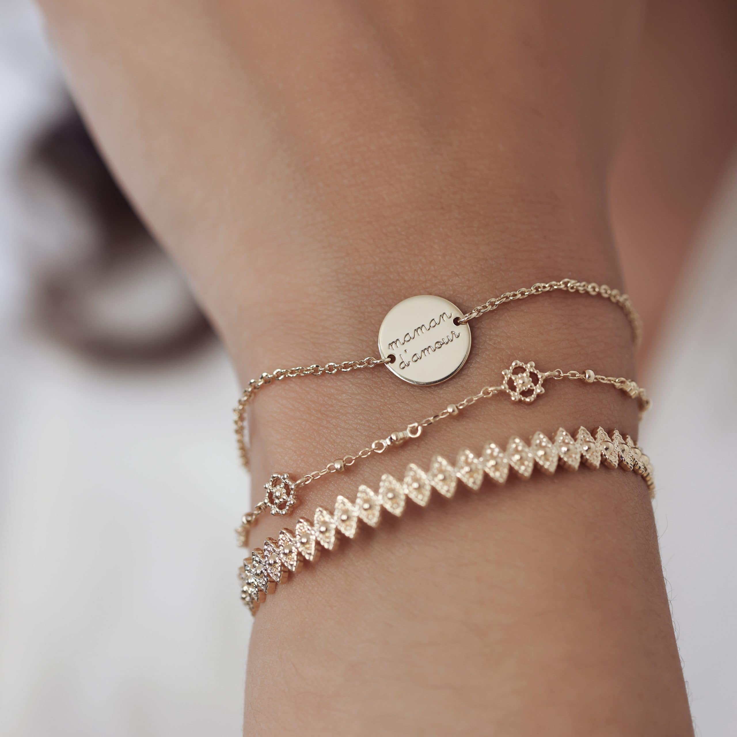 Bracelet doré avec médaillon rond gravé de l’inscription « maman d’amour » - Bijou porté