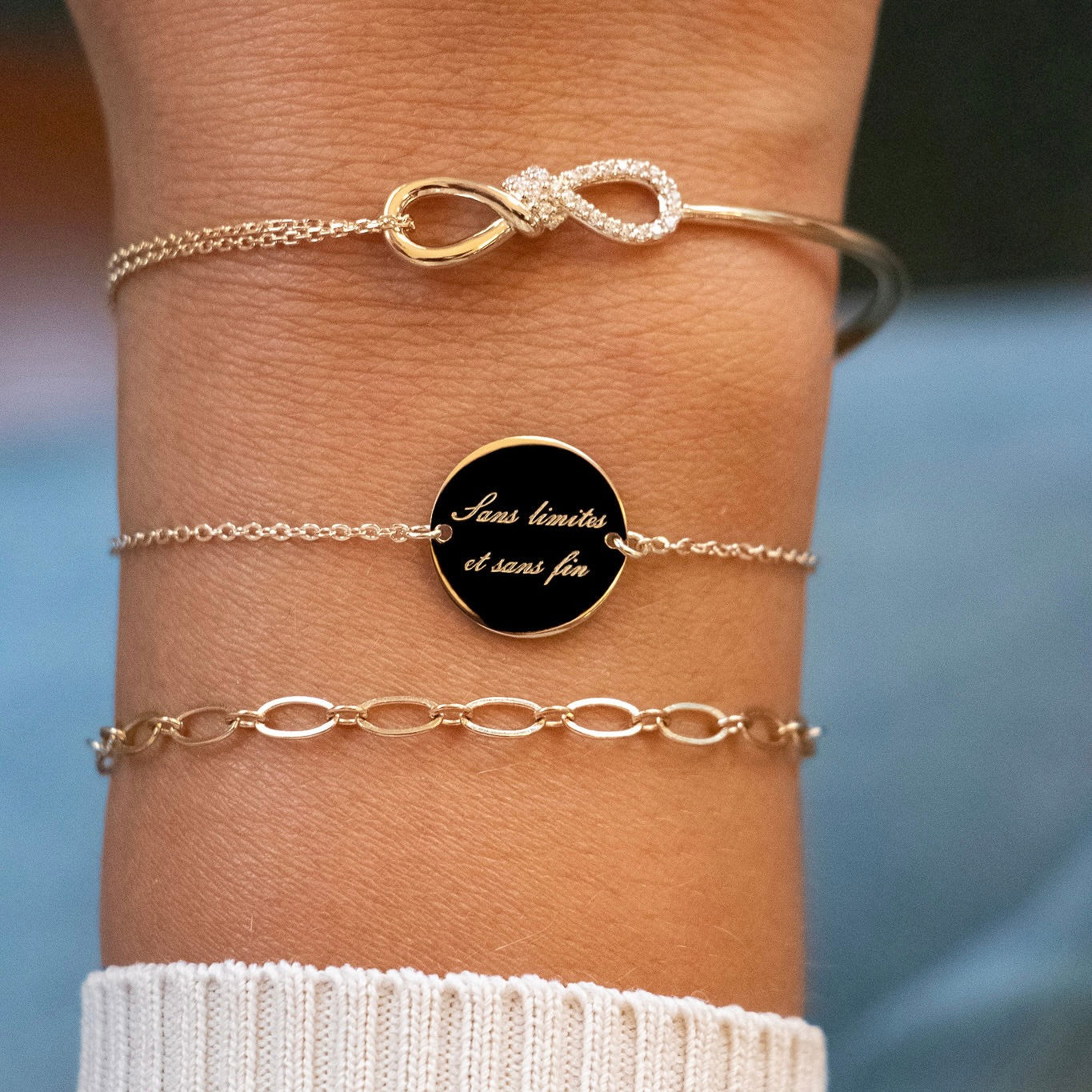 Bracelet Mantra infini laiton doré 3 microns imaginé et créé par Chloé Rose - Bijou porté