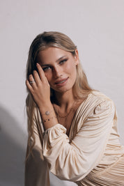 Bracelet doré mantra lotus gravé "Là où je suis, je fleuris" - Bijou porté