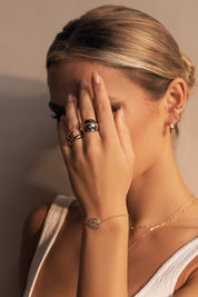 Bracelet doré mantra lotus gravé "Là où je suis, je fleuris" - Bijou porté