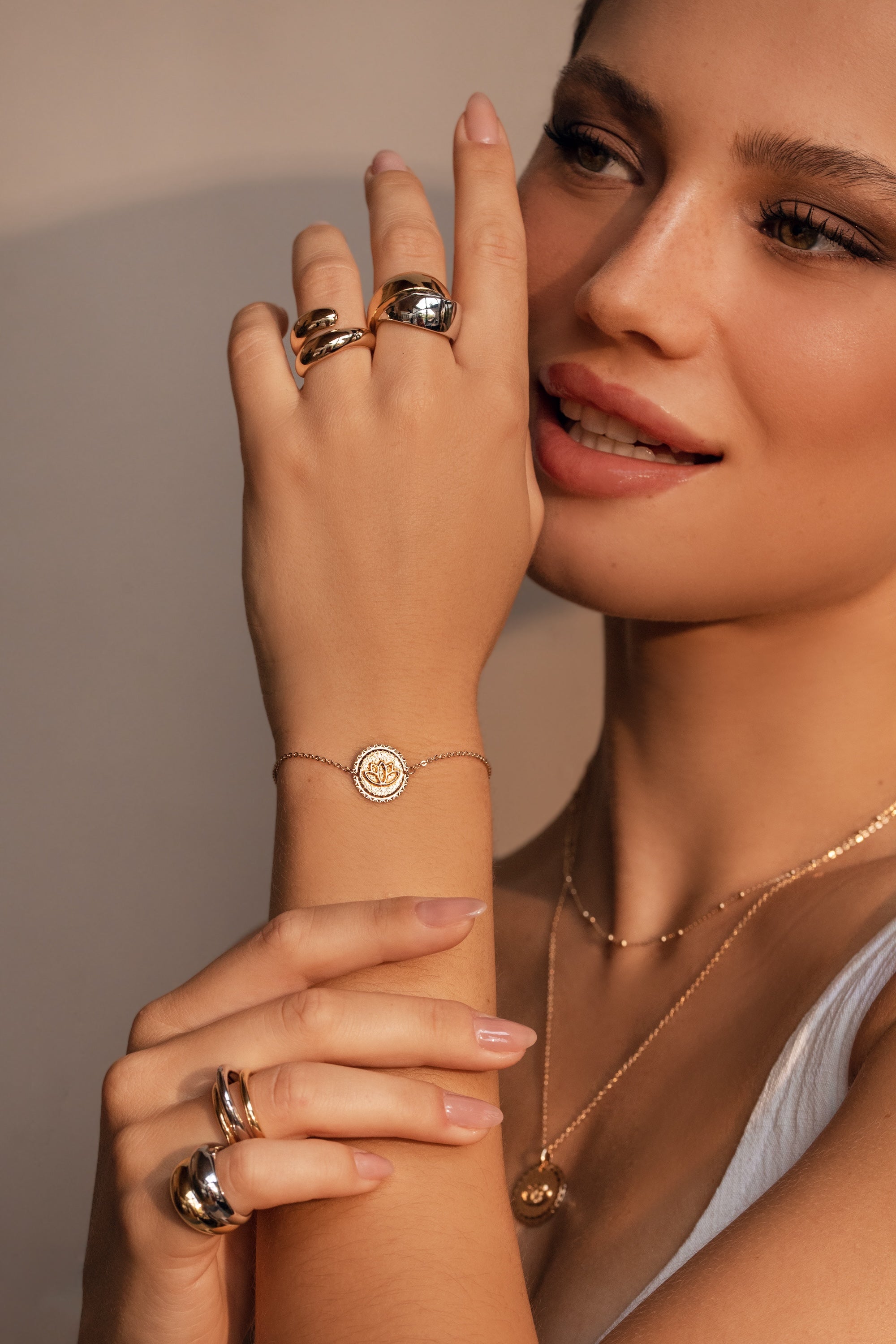 Bracelet doré mantra lotus gravé "Là où je suis, je fleuris" - Bijou porté