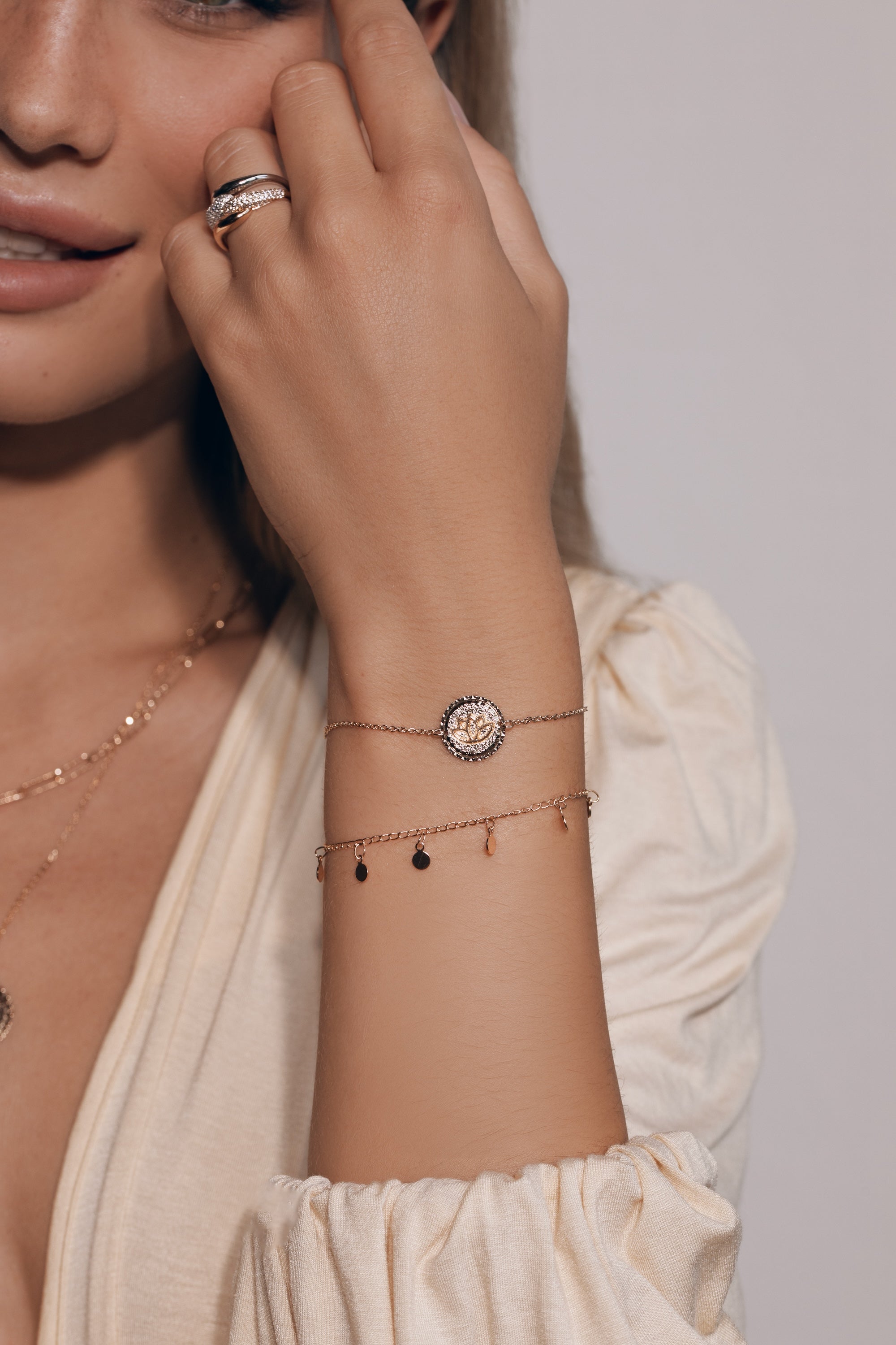 Bracelet doré mantra lotus gravé "Là où je suis, je fleuris" - Bijou porté