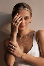 Bracelet doré mantra lotus gravé "Là où je suis, je fleuris" - Bijou porté