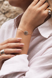 Bracelet Mantra Lune laiton doré 3 microns imaginé et créé par Chloé Rose - Bijou porté