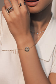 Bracelet doré mantra main de Fatma gravé "Guidée et protégée" - Bijou porté