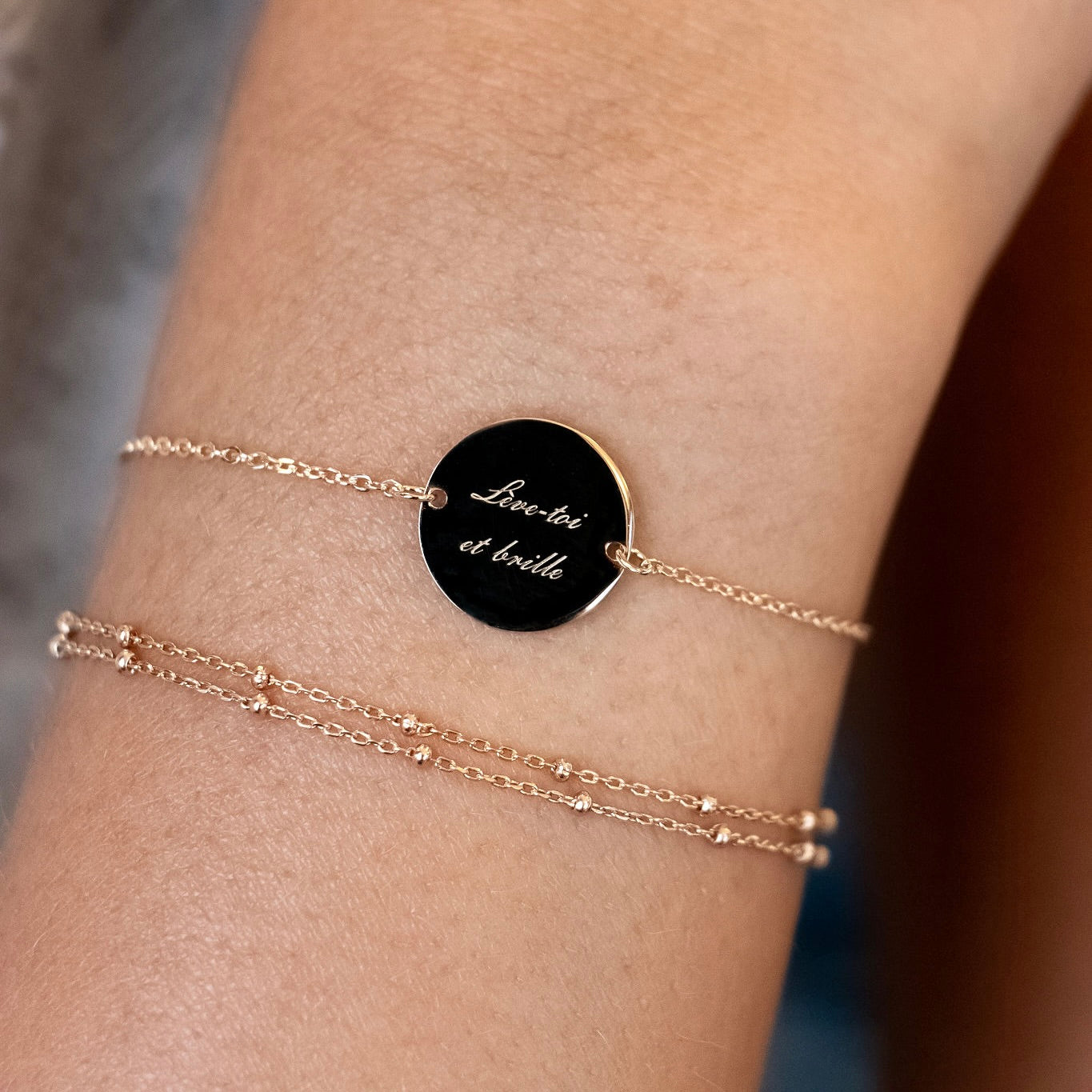 Bracelet Mantra Soleil laiton doré 3 microns imaginé et créé par Chloé Rose - Bijou porté