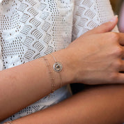 Bracelet Mantra Soleil laiton doré 3 microns imaginé et créé par Chloé Rose - Bijou porté