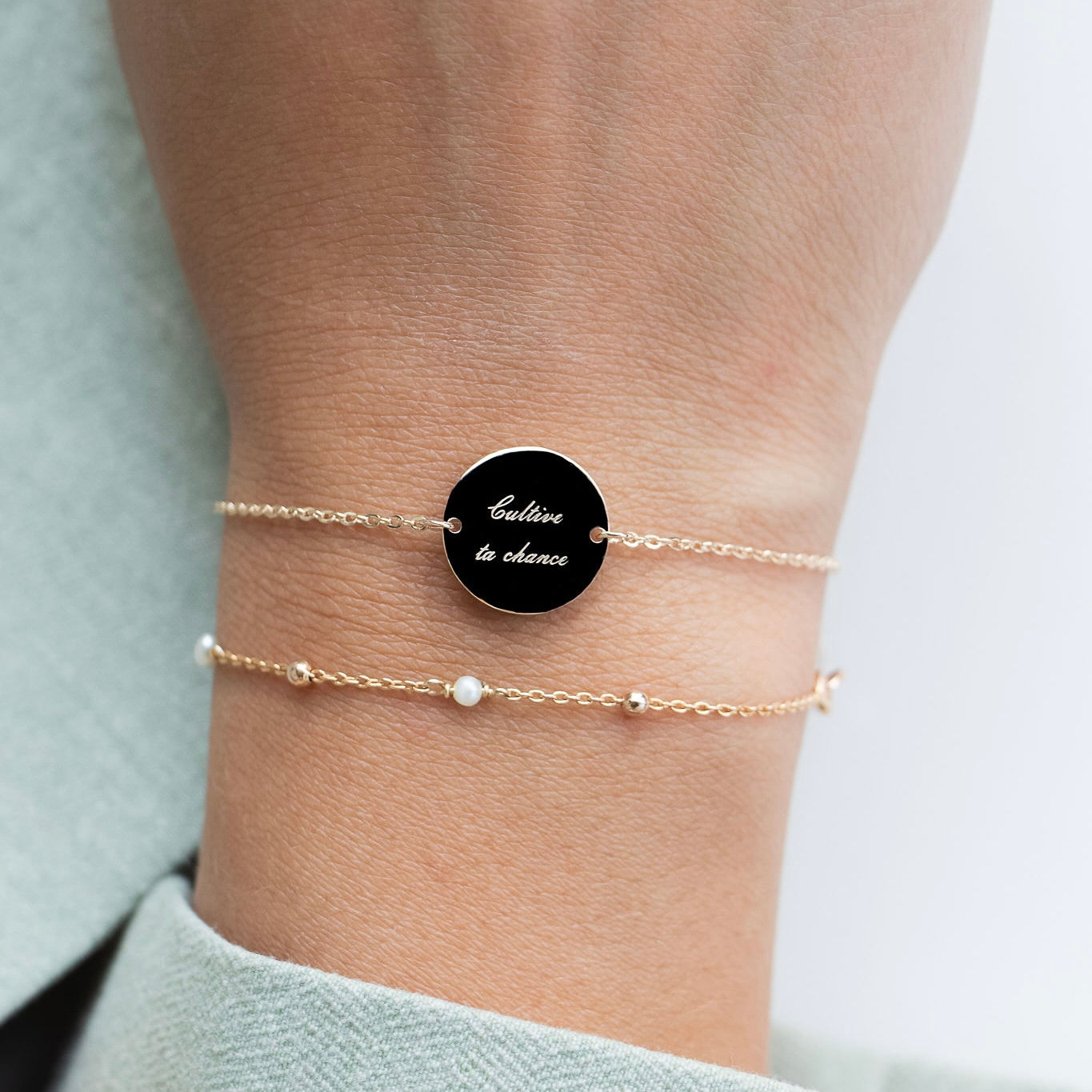 Bracelet mantra trèfle laiton doré 3 microns imaginé et créé par Chloé Rose - Bijou porté