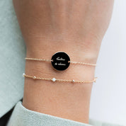 Bracelet mantra trèfle laiton doré 3 microns imaginé et créé par Chloé Rose - Bijou porté