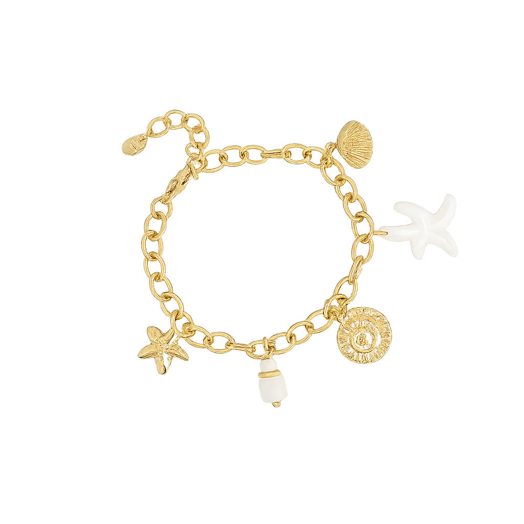 Bracelet maille doré Meyline pendentifs coquillages, étoiles de mer et pierres naturelles - Bijou sur fond blanc