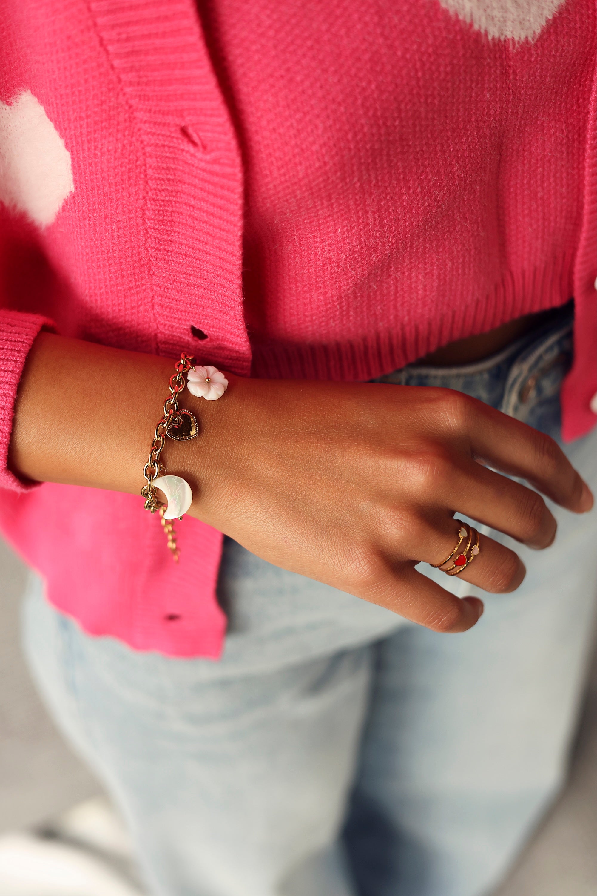 Bracelet doré Natty maille avec pendentifs coeurs, lune, fleur et trèfle - Bijou porté