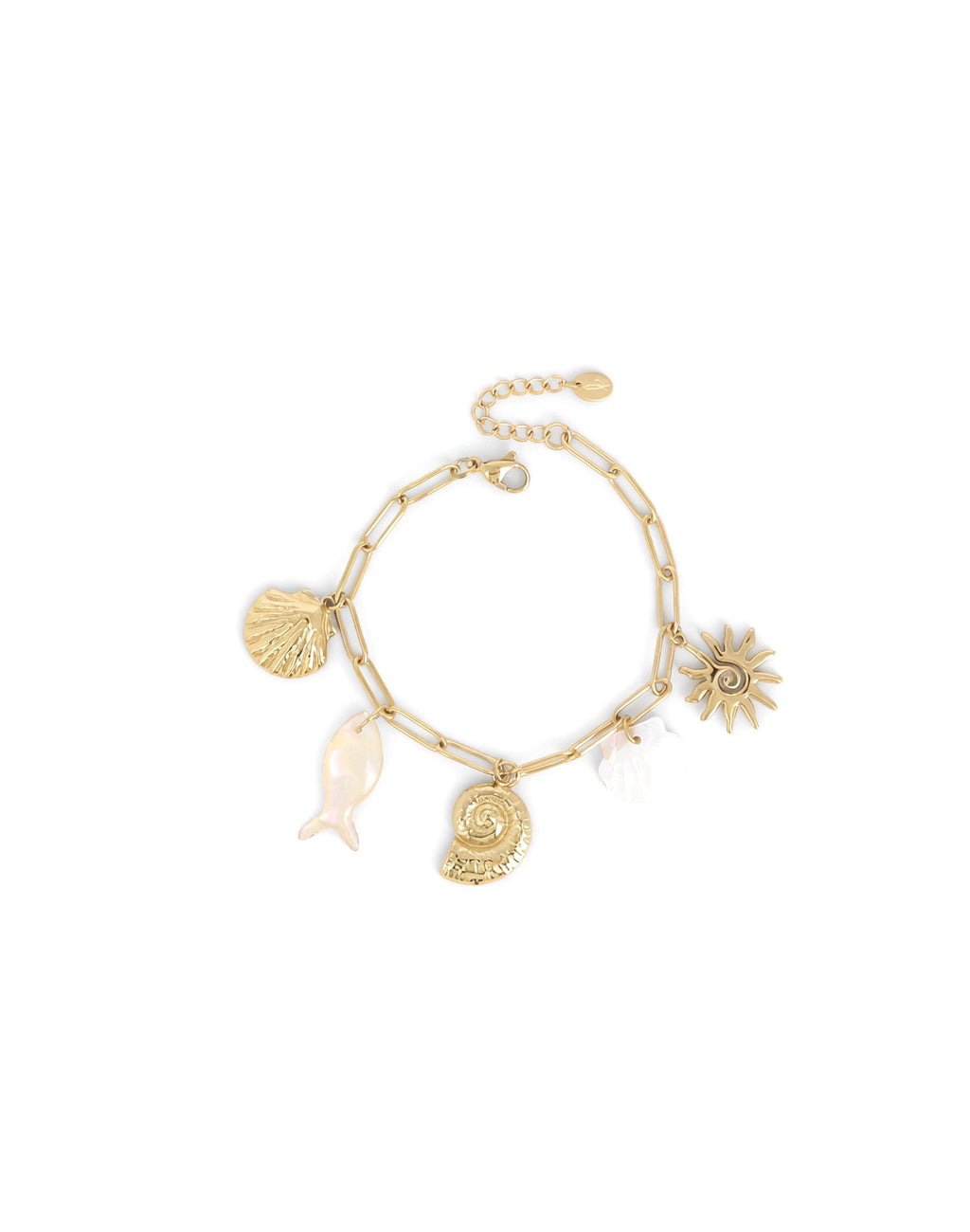 Bracelet maille doré Nelly pendentifs coquillages, soleil et poisson - Bijou sur fond blanc